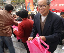 拒绝白色污染 郑州10万环保购物袋免费发放